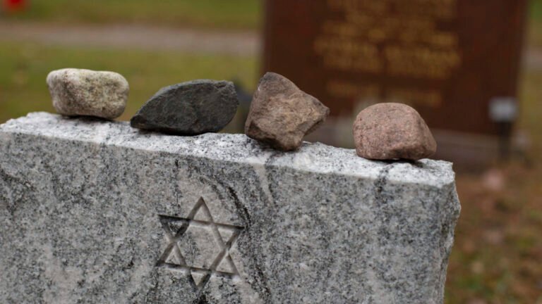 Rabbi for Unveiling in Connecticut